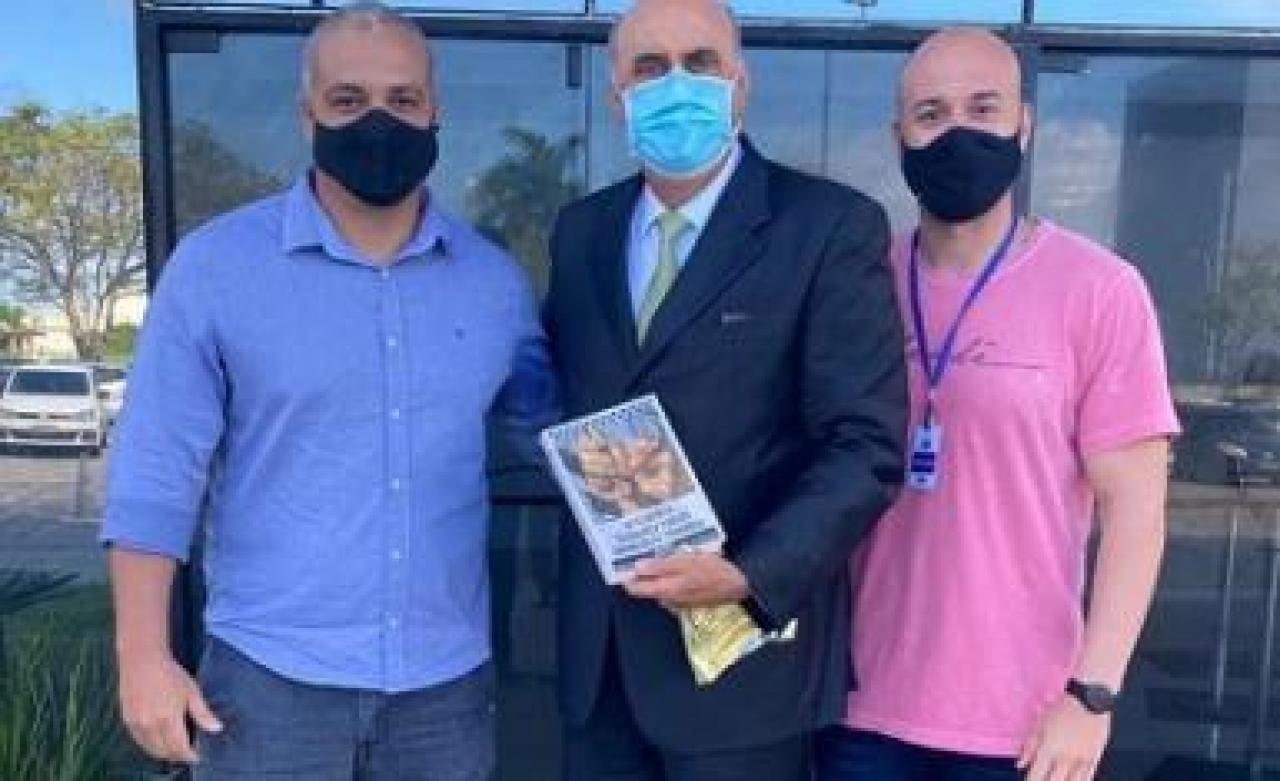 Livro lançado por servidores da Seap destaca a inteligência institucional, segurança pública e o combate as organizações criminosas. Livro lançado por servidores da Seap destaca a inteligência institucional, segurança pública e o combate as organizações criminosas.